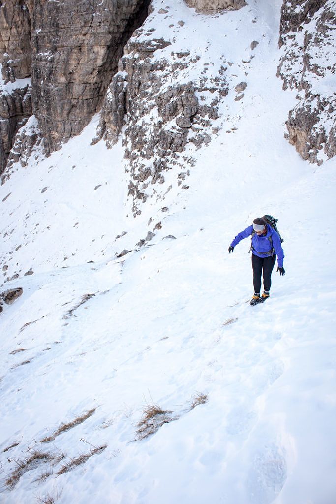 Sentier dans les Dolomites en hiver