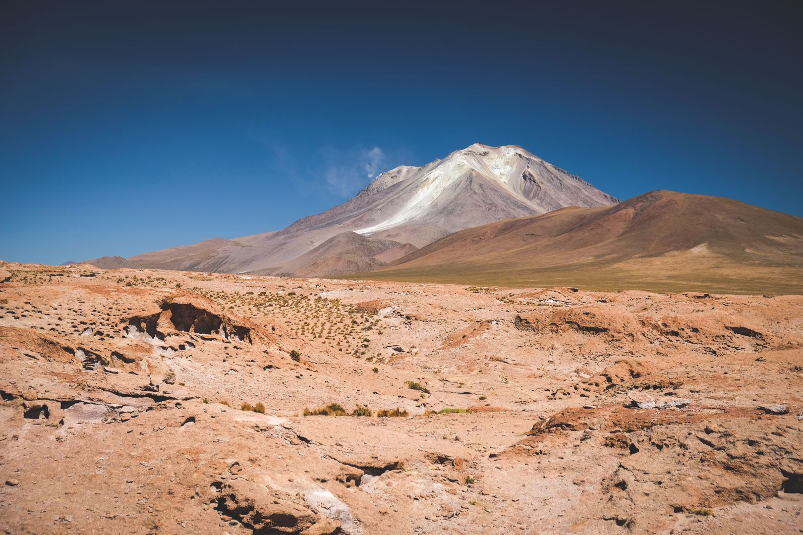 volcan Ollagüe dans le désert de sel d'Uyuni